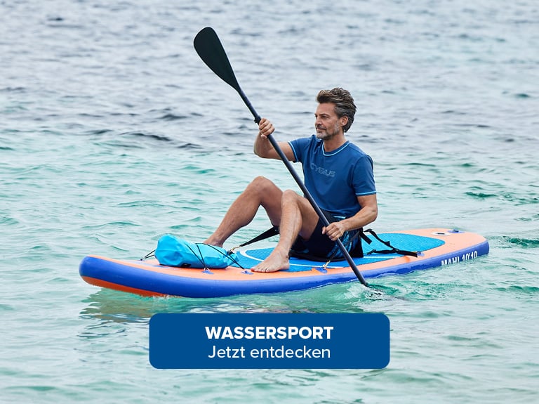 Ein sitzender Mann auf einem Stand-Up-Paddle Wassersport Jetzt Entdecken