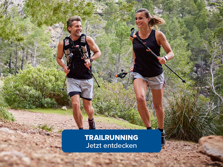 Ein Mann und eine Frau laufen durch den Wald Trailrunning Jetzt Entdecken