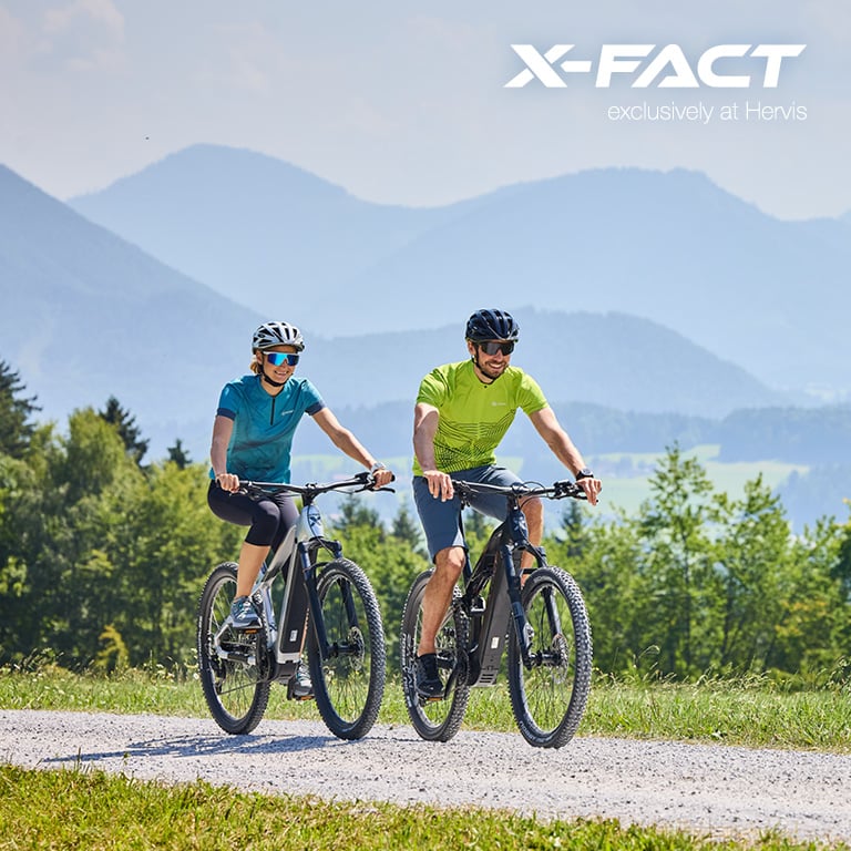 X-Fact Marke eine Frau und ein Mann fahren bei Schönwetter mit einem Fahrrad