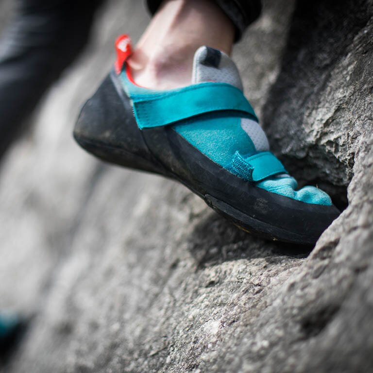 Zu sehen sind hellblaue Kletterschuhe