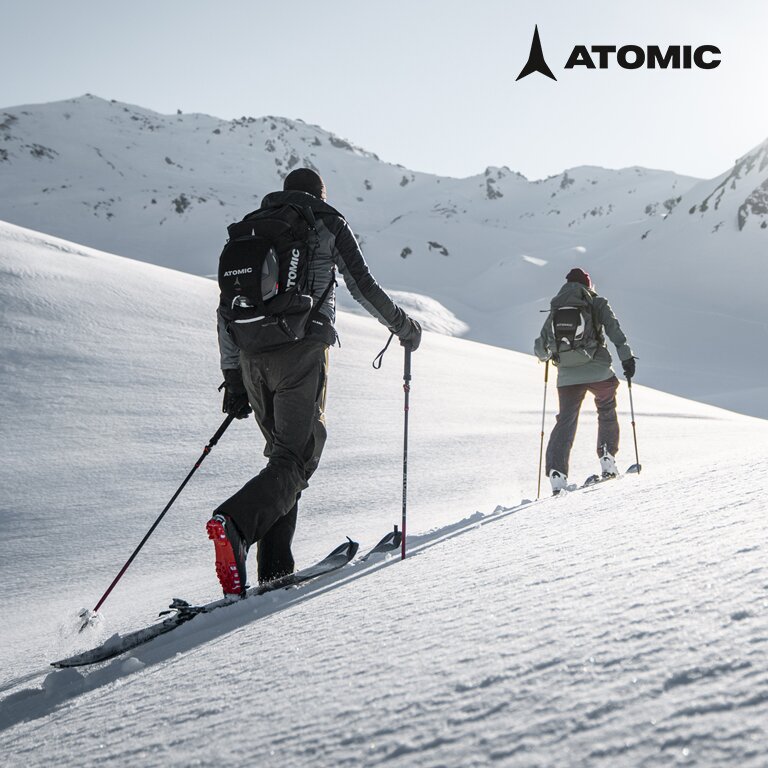 Atomic Zwei Personen die eine Skitour in den Bergen gehen