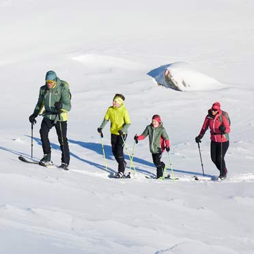 Eine Gruppe geht eine Skitour auf den Berg
