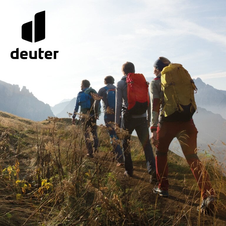 Deuter  Eine Gruppe geht mit ihren Deuter Rucksäcken in den Bergen wandern
