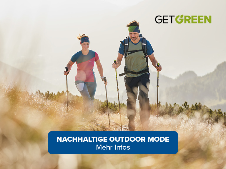 Zwei Personen wandern umgeben von Natur, mit Bergen im Hintergrund. Der Text auf dem Bild lautet: Nachhaltige Outdoor Mode. Mehr Infos. Im oberen rechten Eck befindet sich ein Logo mit der Schrift: Get Green.