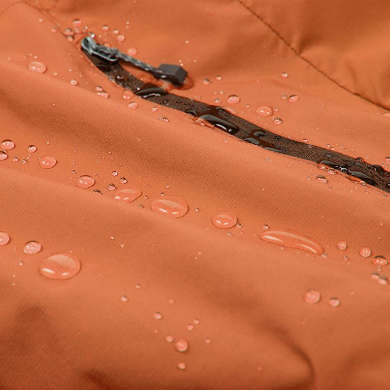 Zu sehen ist eine orangene Jacke die das Wasser abweißt