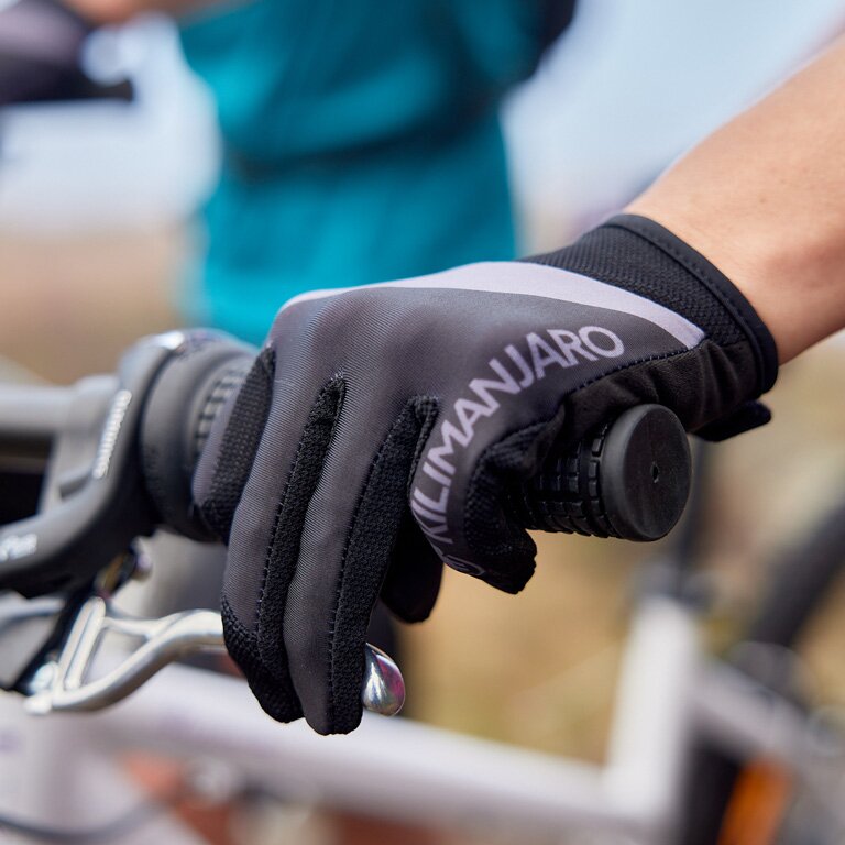 Man sieht einen schwarzen Kilimanjaro Sporthandschuh