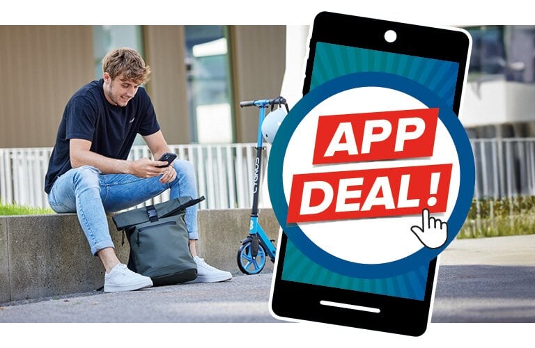 Eine Person sitzt auf einer Betonmauer und schaut auf ein Smartphone. Neben ihr steht ein Elektroroller mit einem Helm am Lenker. Im Hintergrund ist ein modernes Gebäude. Rechts im Bild ist eine Illustration mit dem Text "APP DEAL!